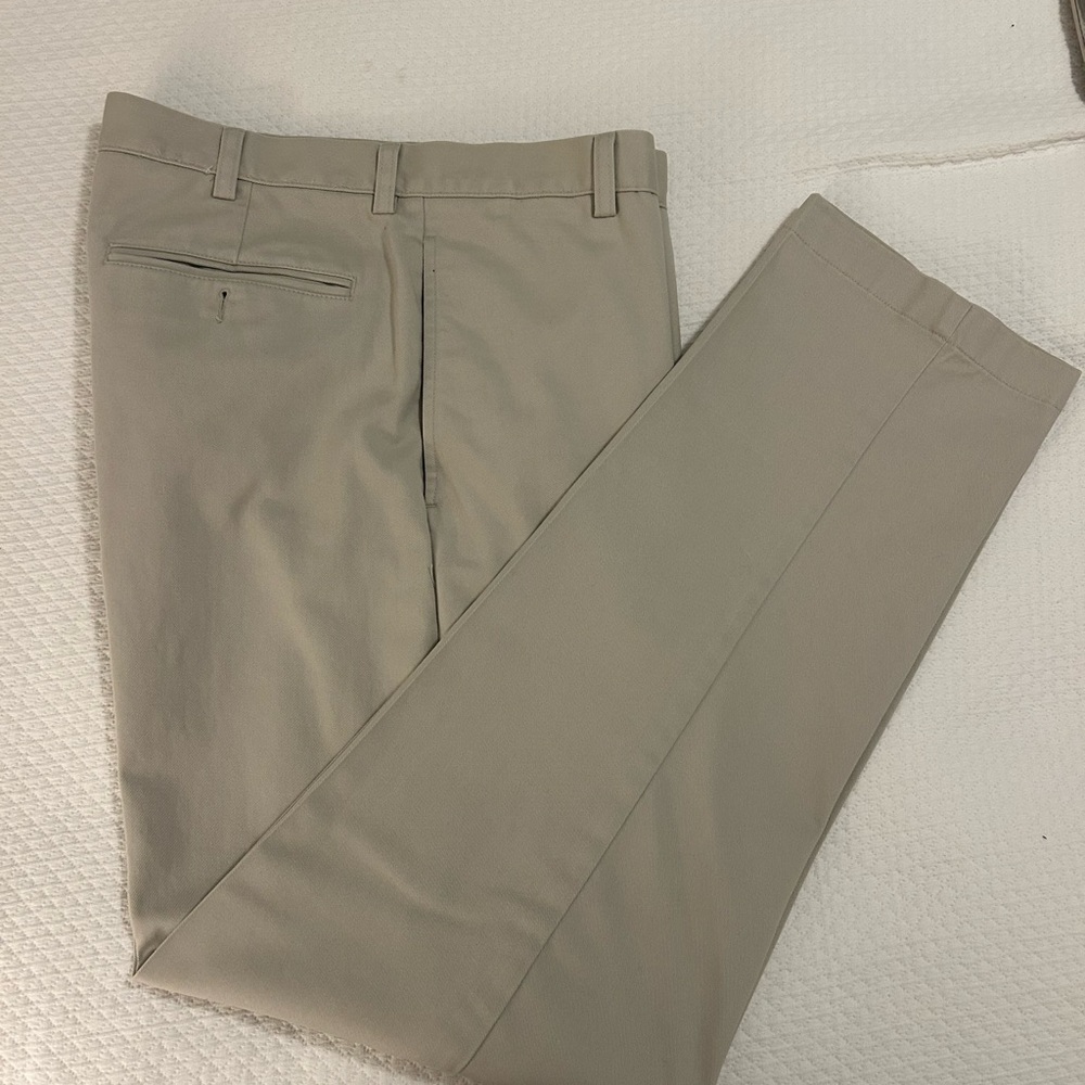L.L. Bean Men's Chinos - Classic Fit 33x32. New w/o tag.